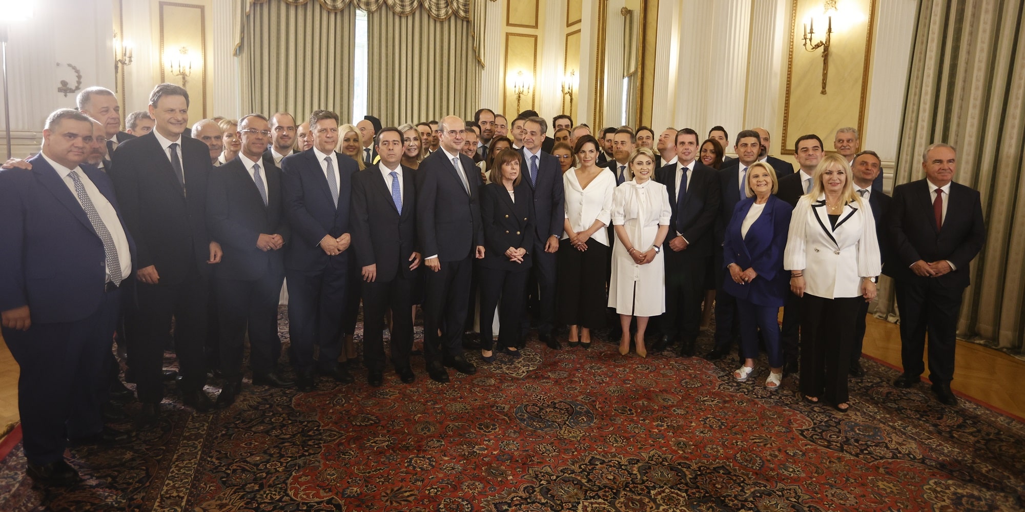 Ο Κυριάκος Μητσοτάκης και τα μέλη της νέας κυβέρνησης