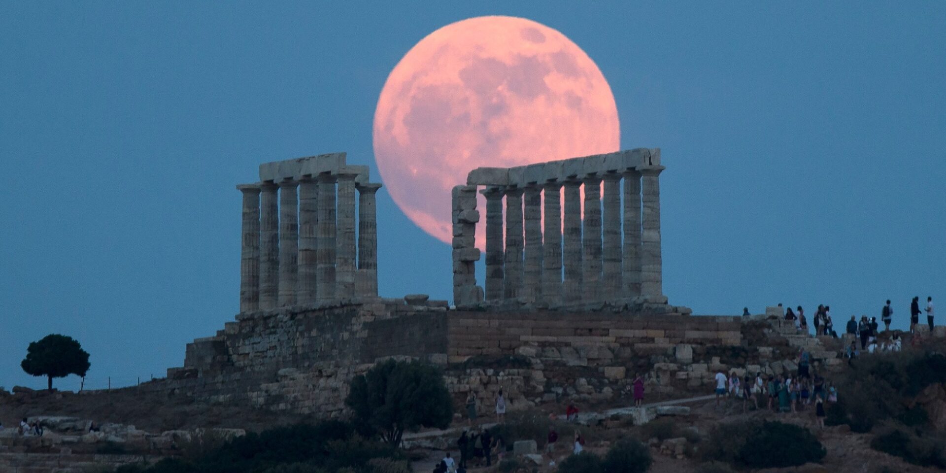 Η πανσέληνος της φράουλας από τον ναό του Ποσειδώνα στο Σούνιο