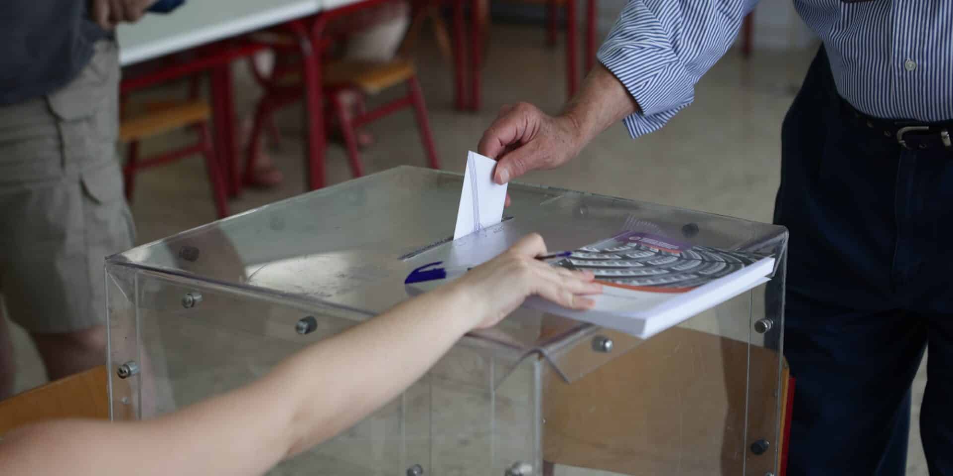 Πολίτης ψηφίζει στις εκλογές της 25ης Ιουνίου