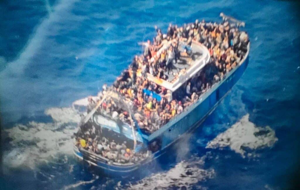 pylos ploio 1 - Φωτογραφία-ντοκουμέντο: Το πλοίο «φάντασμα» πριν από την τραγωδία στην Πύλο - Φορτωμένο με τουλάχιστον 500 μετανάστες (εικόνες)