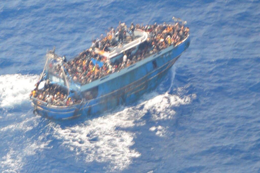pylos ploio 2 - Φωτογραφία-ντοκουμέντο: Το πλοίο «φάντασμα» πριν από την τραγωδία στην Πύλο - Φορτωμένο με τουλάχιστον 500 μετανάστες (εικόνες)
