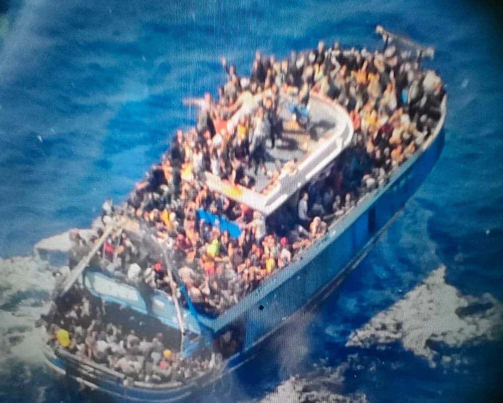 Φωτογραφία-ντοκουμέντο: Το πλοίο «φάντασμα» πριν από την τραγωδία στην Πύλο - Φορτωμένο με τουλάχιστον 500 μετανάστες (εικόνες)