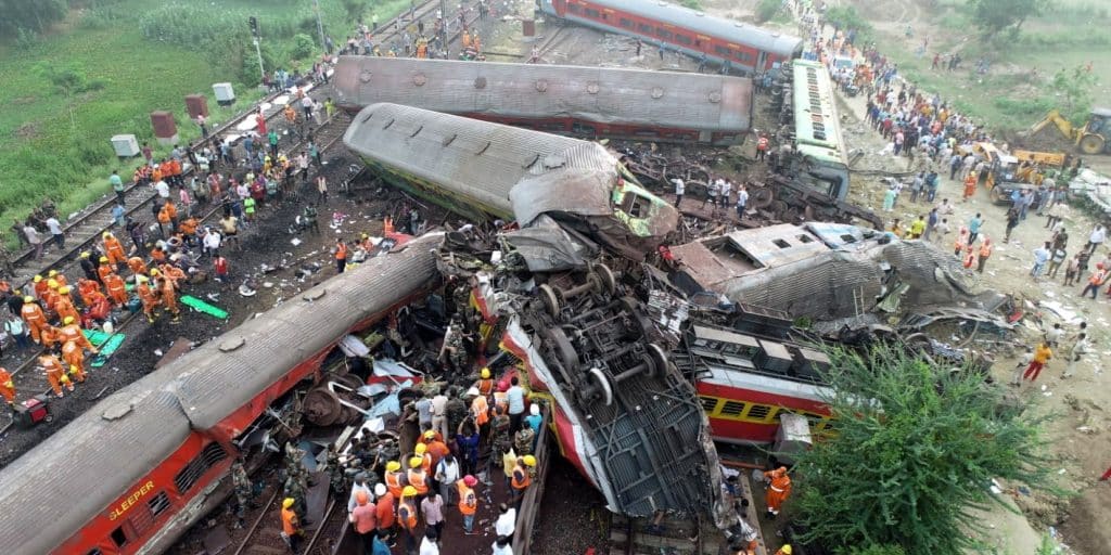 Σύγκρουση μεταξύ τριών τρένων στην Ινδία