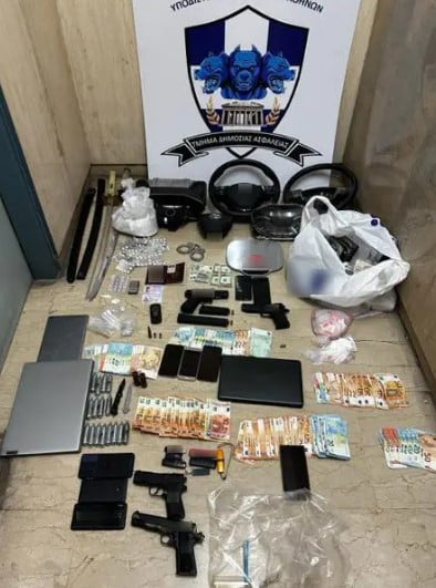Εξαρθρώθηκε σπείρα ναρκωτικών στην Αττική - Η Αστυνομία κατέσχεσε όπλα, χρήματα και σπαθιά (εικόνες)