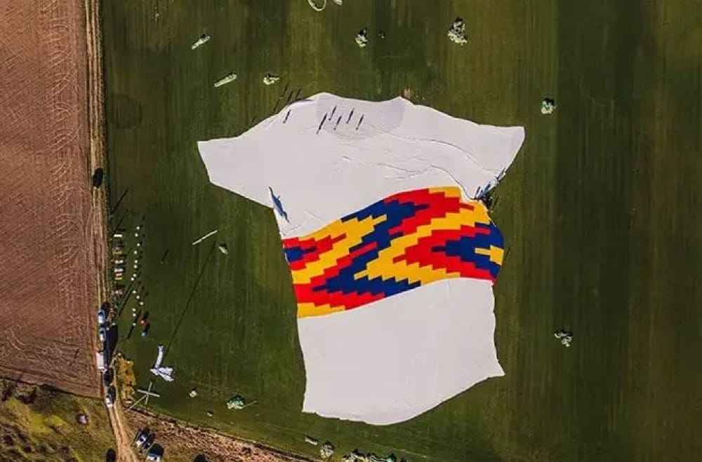 Έφτιαξαν το μεγαλύτερο T-shirt στον κόσμο στη Ρουμανία
