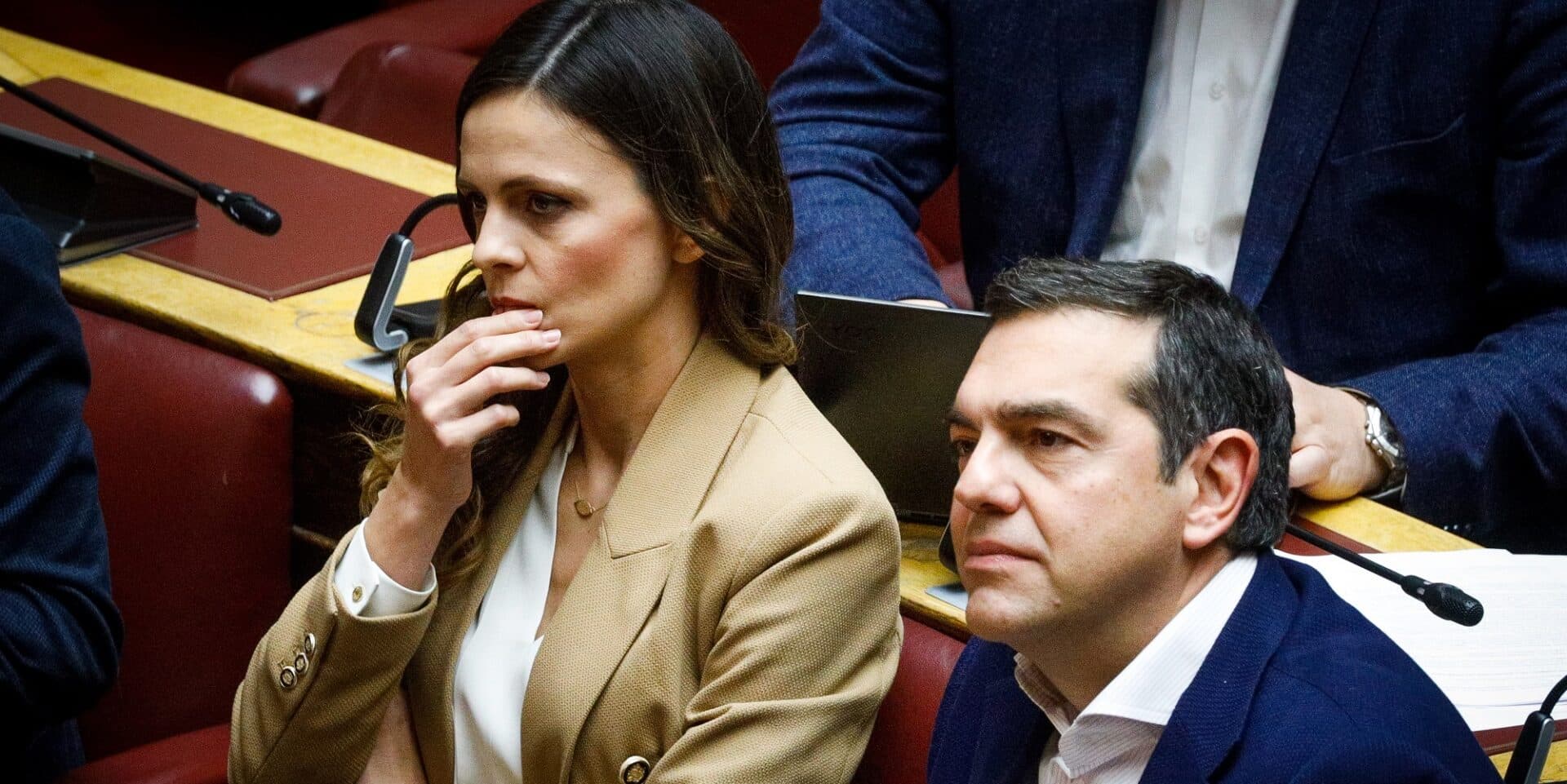 Η Έφη Αχτσιόγλου δίπλα στον Αλέξη Τσίπρα στη Βουλή