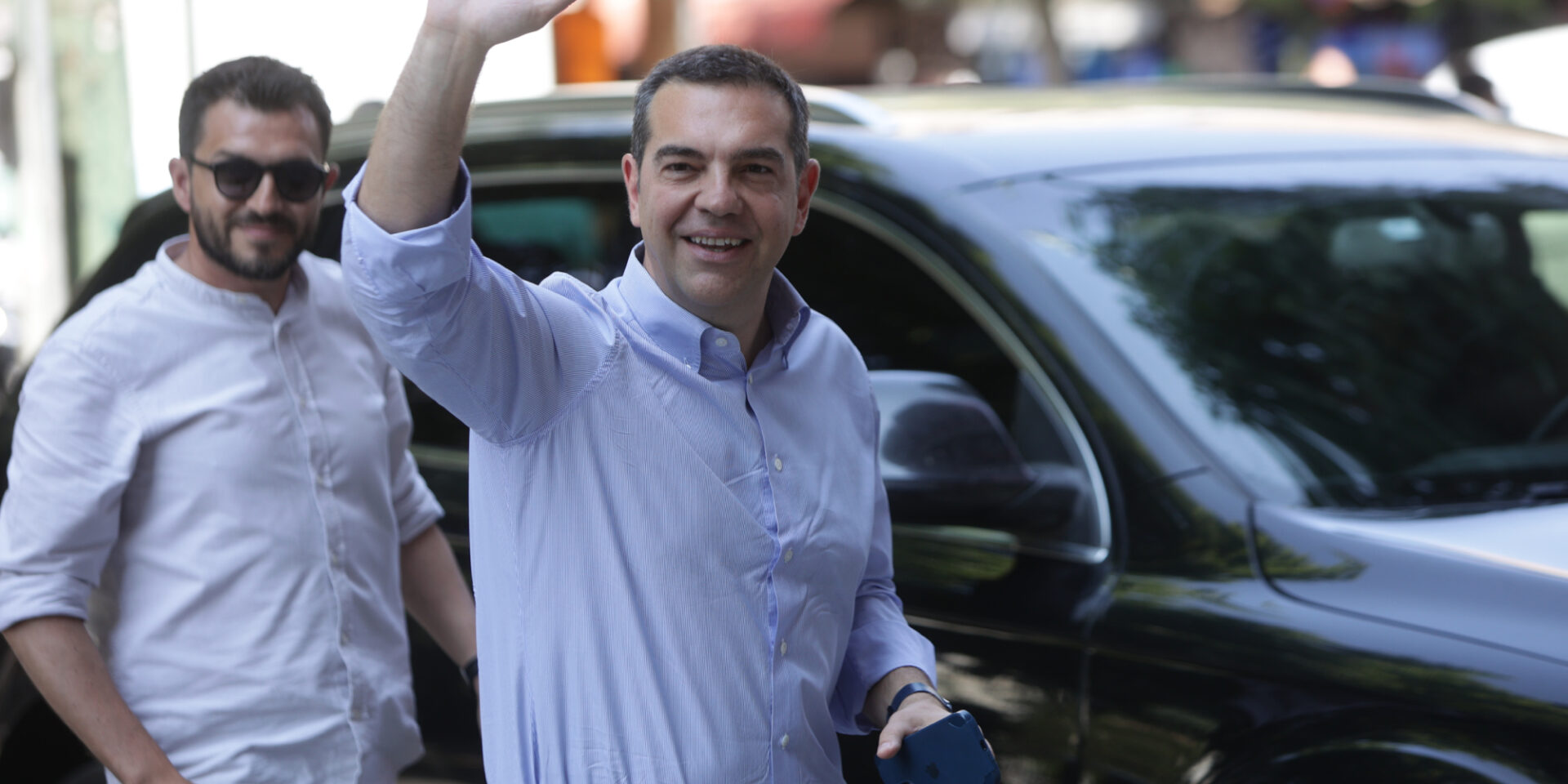 Ο Τσίπρας κατά την είσοδό του στο εκτελεστικό γραφείο του ΣΥΡΙΖΑ