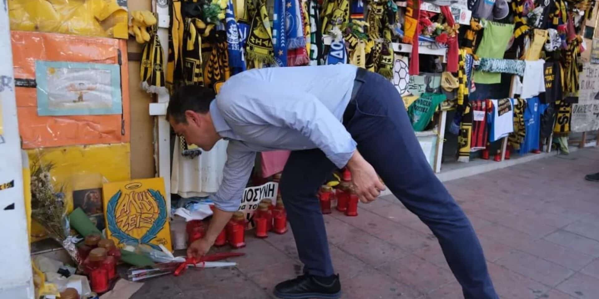 Ο Τσίπρας άφησε ένα λουλούδι στο σημείο όπου δολοφονήθηκε ο Άλκης Καμπανός