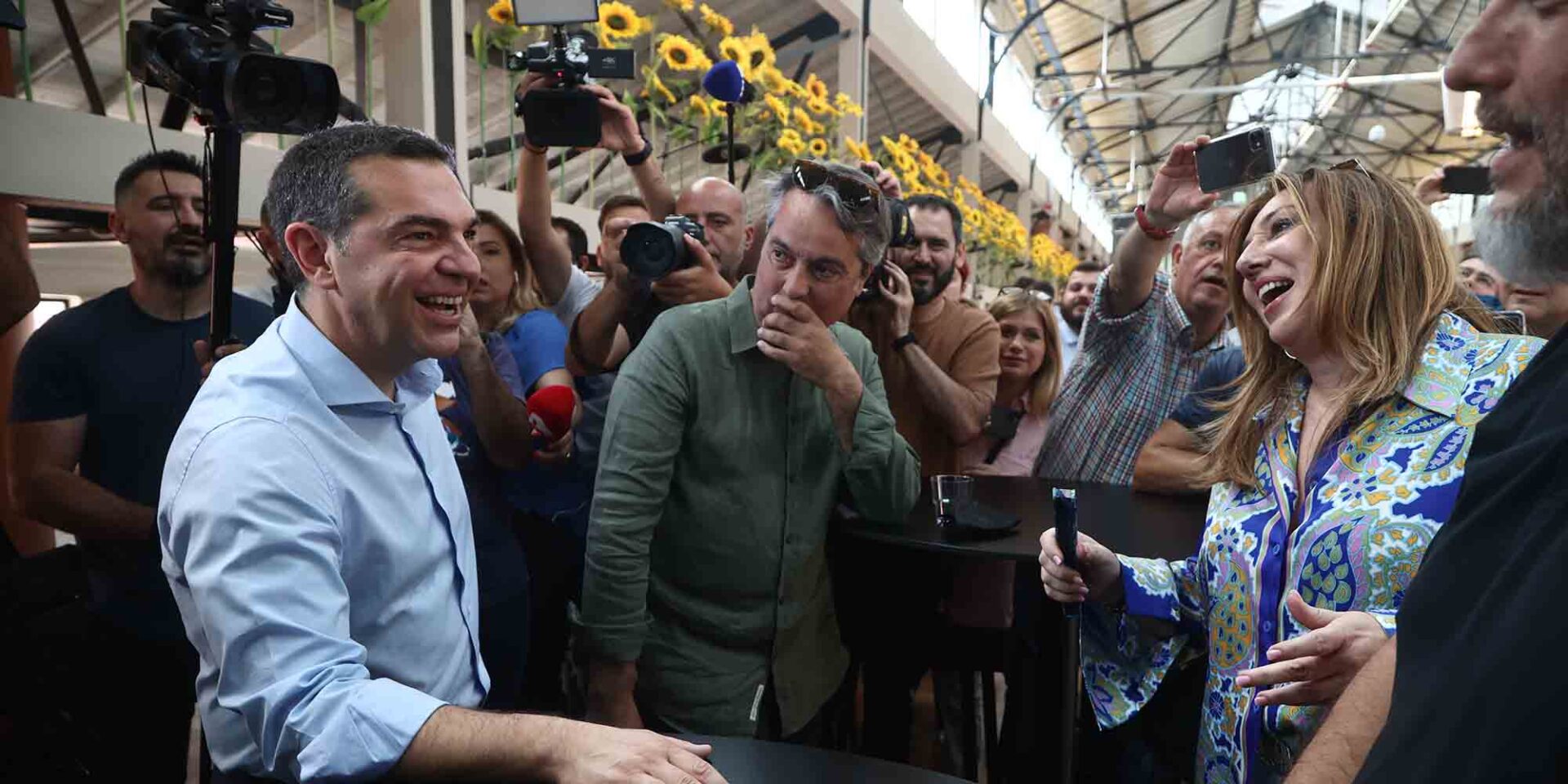 Ο Αλέξης Τσίπρας με δημοσιογράφους στη Θεσσαλονίκη