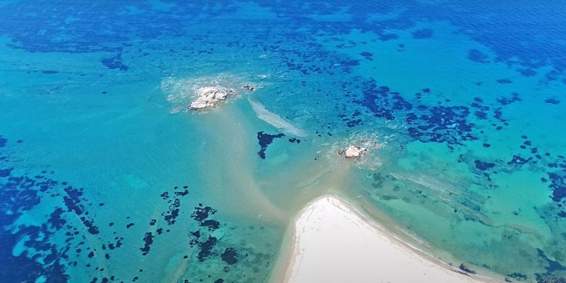 Το νησάκι Τσουγκριάς κοντά στη Σκιάθο