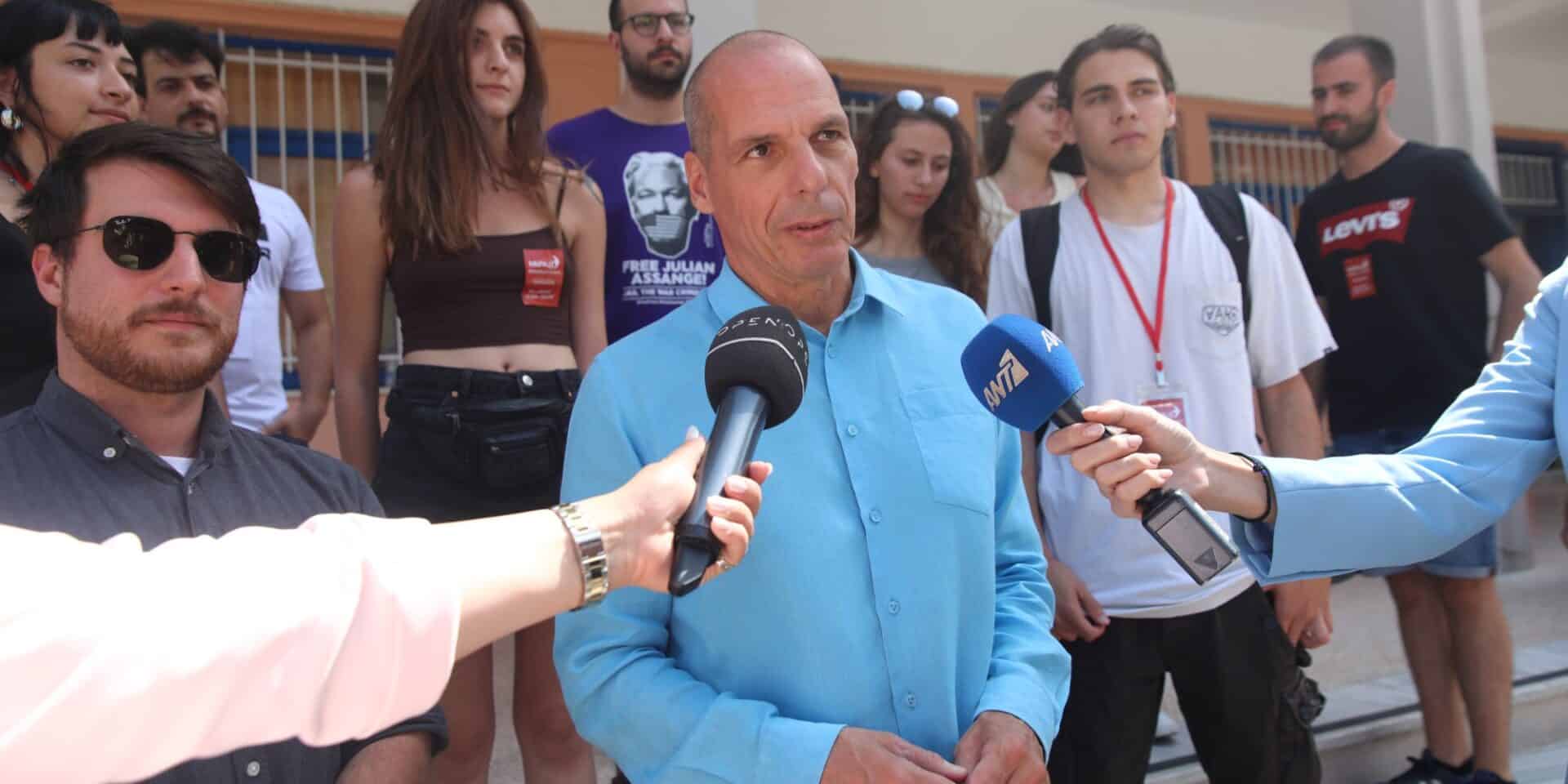 Ο Γιάνης Βαρουφάκης ψήφισε στο Παλαιό Φάληρο