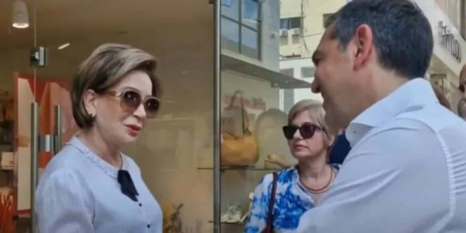 Ο Τσίπρας μιλά με γυναίκα στον Βόλο