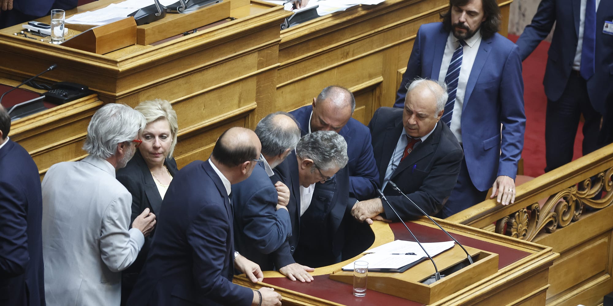 Βουλή: Ο Κουτσούμπας διέκοψε την ομιλία του, καθώς «κατέρρευσε» με πόνους στη μέση (εικόνες)