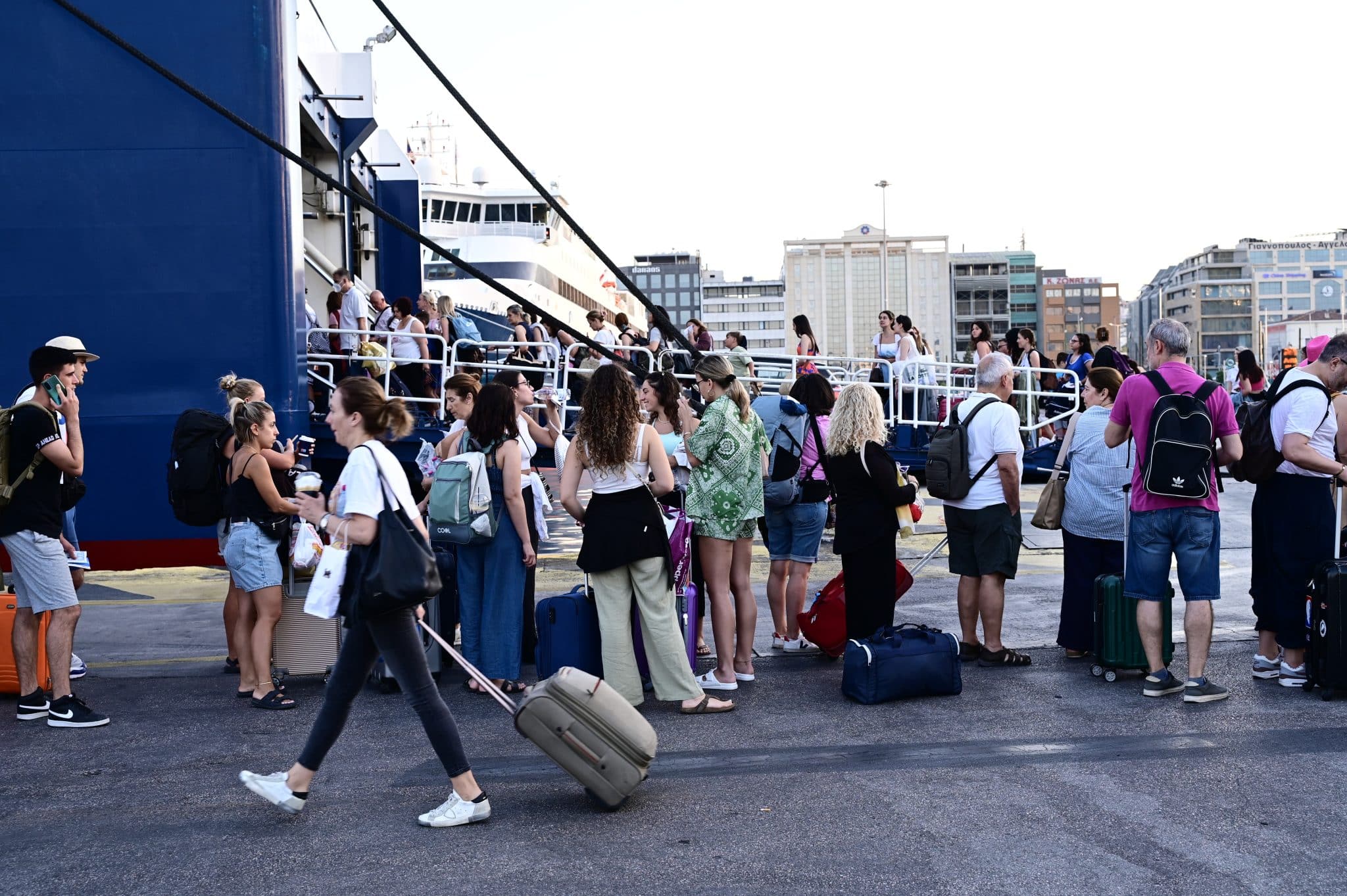 Η μεγάλη έξοδος των Ελλήνων για τις καλοκαιρινές τους διακοπές (εικόνες)