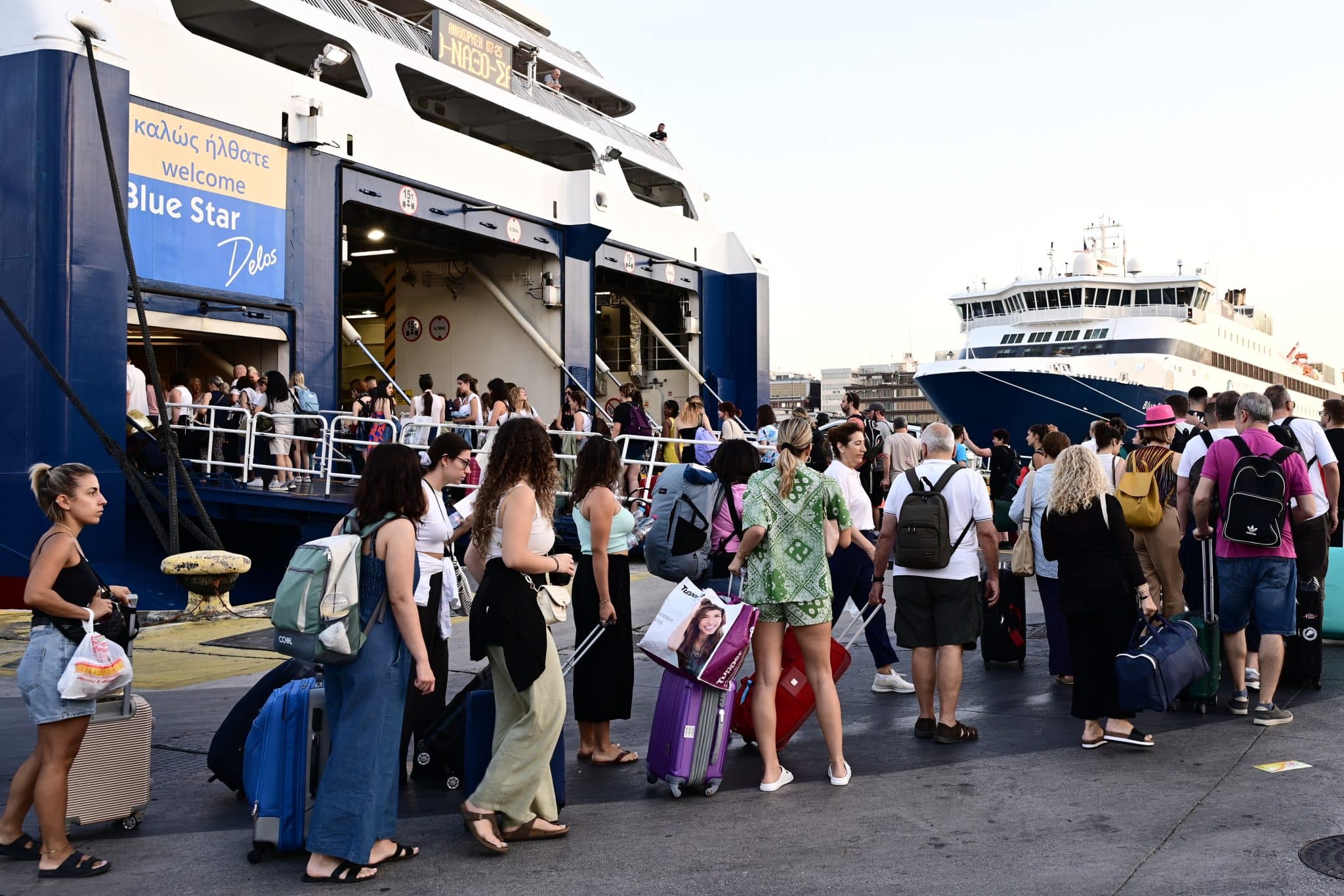Η μεγάλη έξοδος των Ελλήνων για τις καλοκαιρινές τους διακοπές (εικόνες)