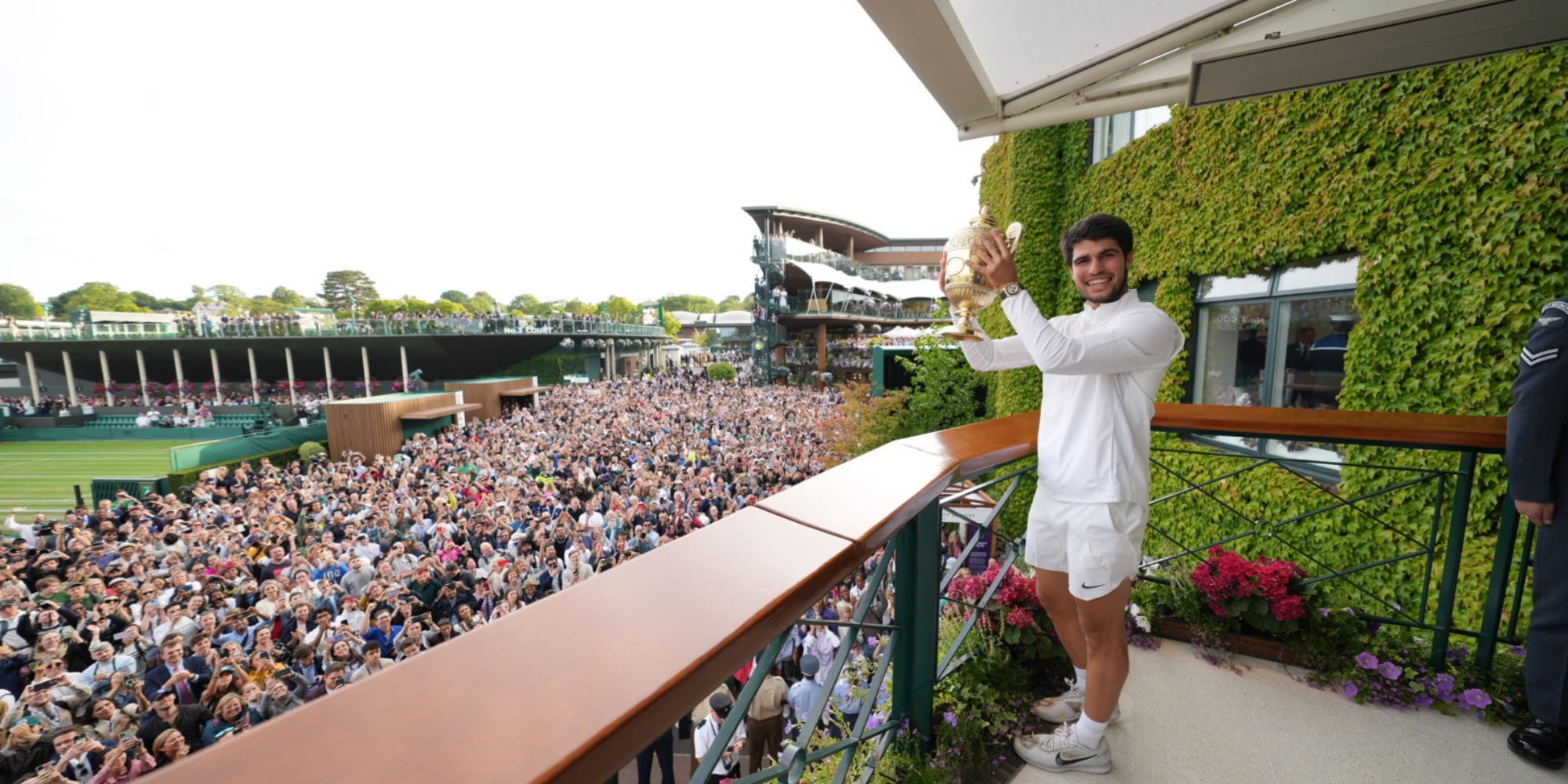Ο Κάρλος Αλκαράθ με το τρόπαιο του Wimbledon