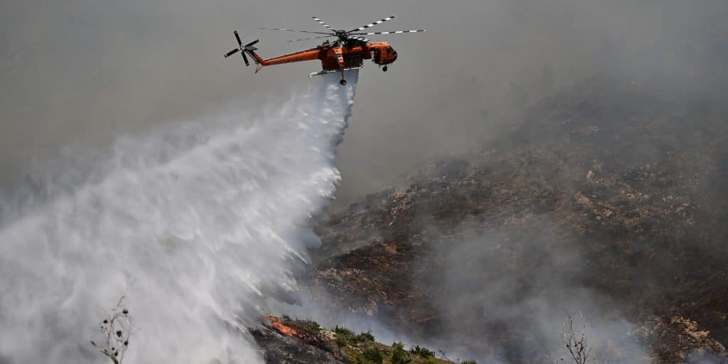 Ελικόπτερο επιχειρεί στη φωτιά στα Δερβενοχώρια