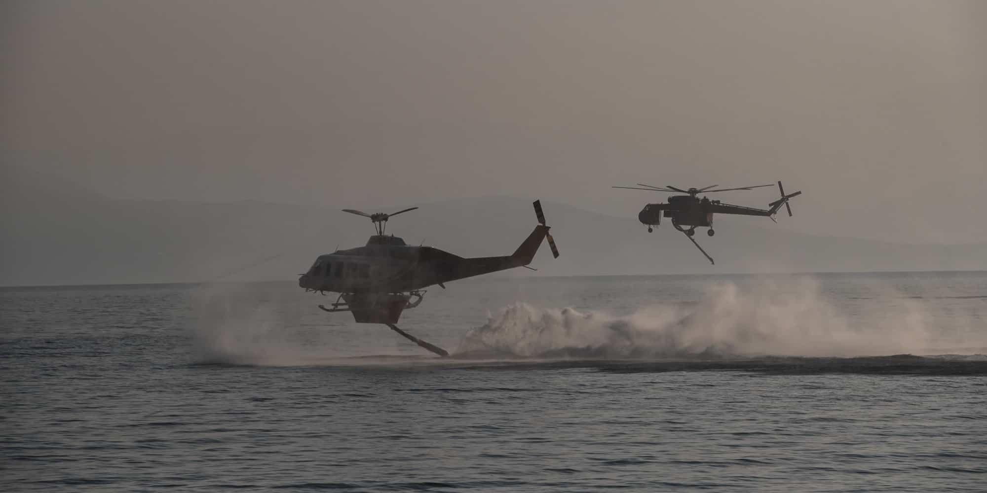 Ελικόπτερα γεμίζουν νερό για τις φωτιές