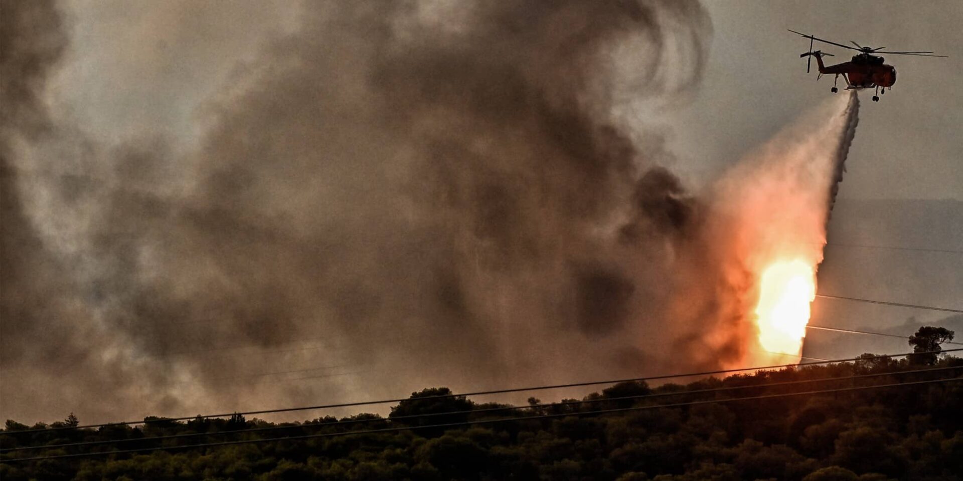 Ελικόπτερο στις φωτιές στη Δυτική Αττική