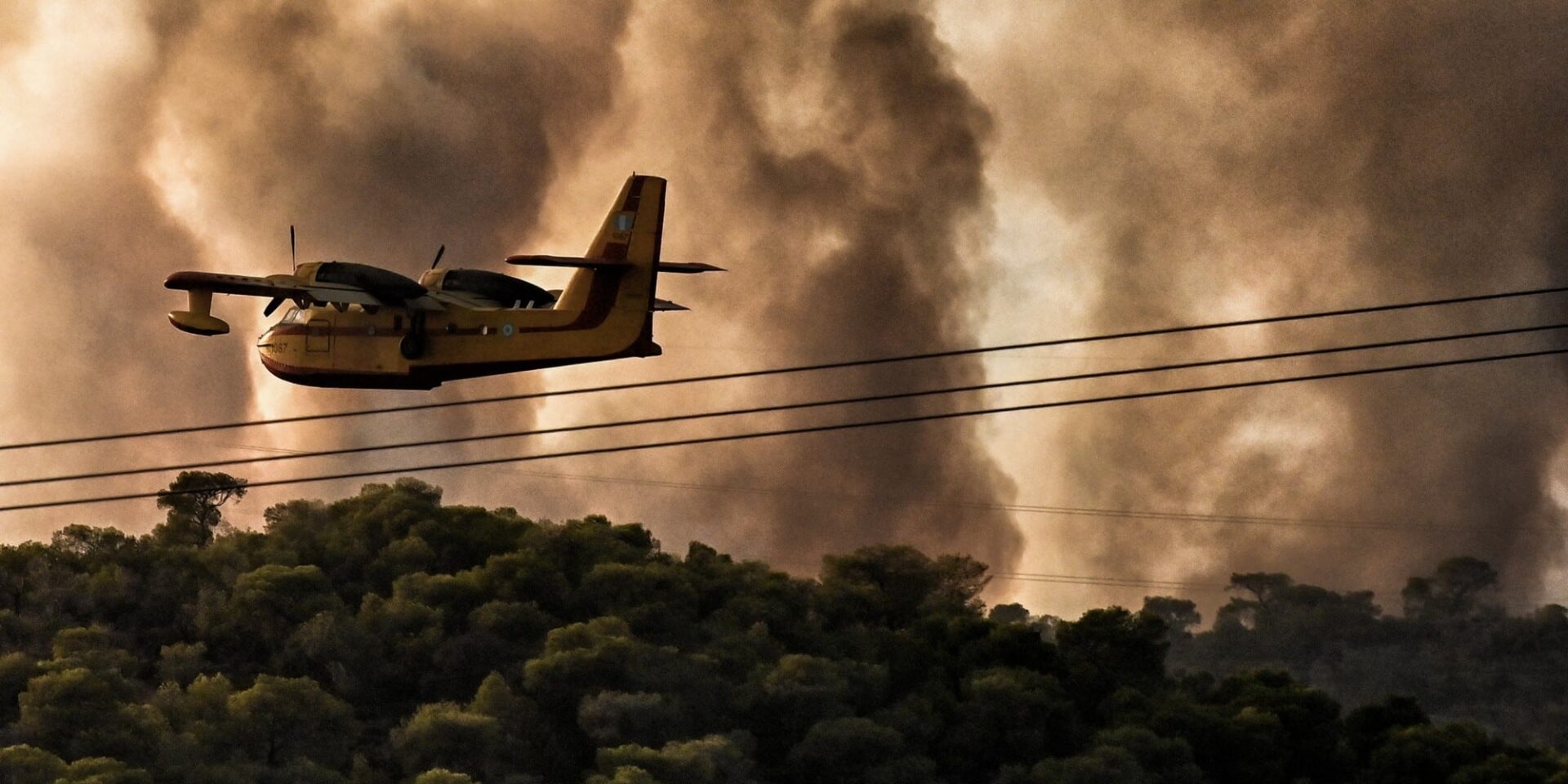Αεροσκάφος στις φωτιές στη Δυτική Αττική