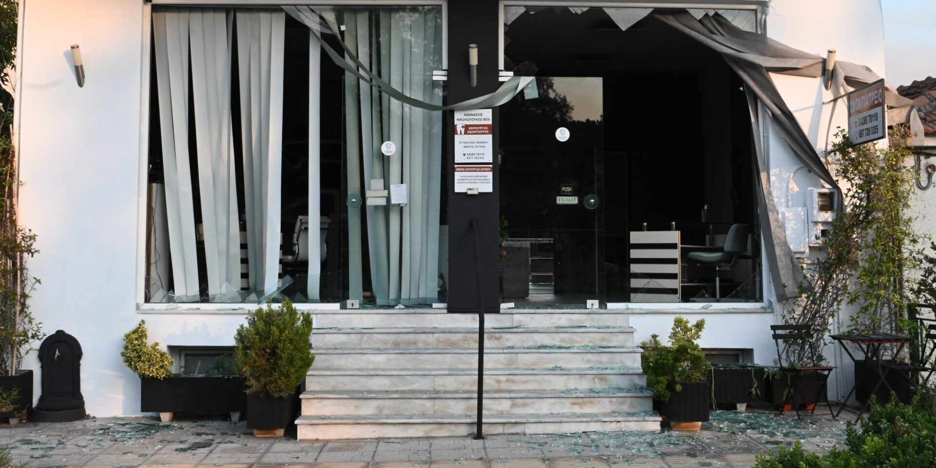 Σπασμένες βιτρίνες στη Νέα Αγχίαλο