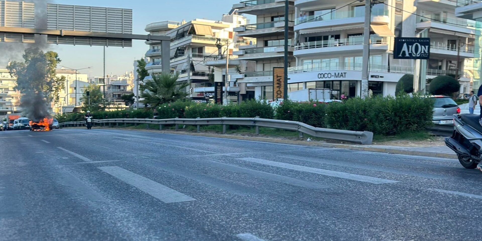 Το αυτοκίνητο που έπιασε φωτιά στην Ποσειδώνος