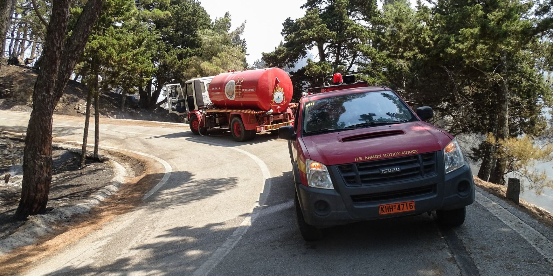 Πυροσβεστικά οχήματα στις φωτιές