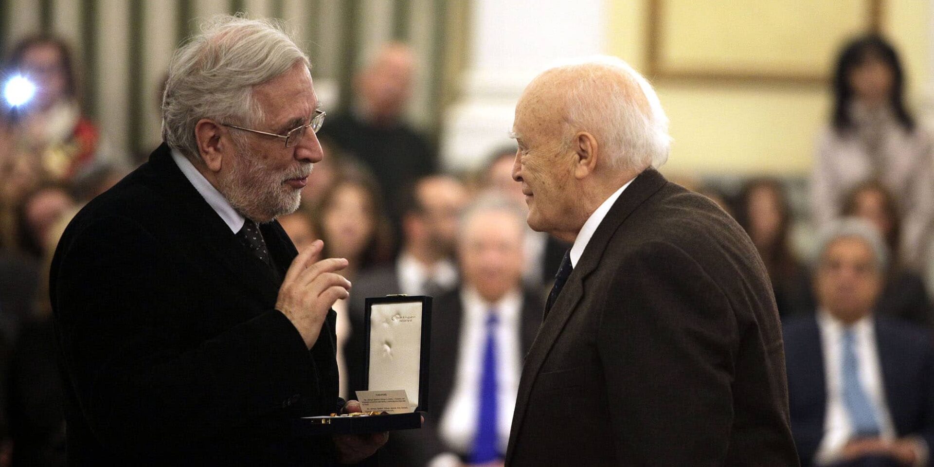 Ο Στέφανος Τραχανάς σε παλαιότερη βράβευσή του από τον Κάρολο Παπούλια