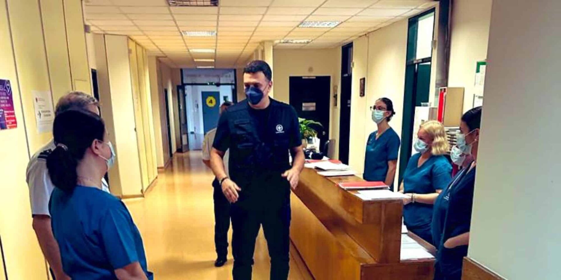 Ο Βασίλης Κικίλιας επισκέφτηκε τον πυροσβέστη στο νοσοκομείο