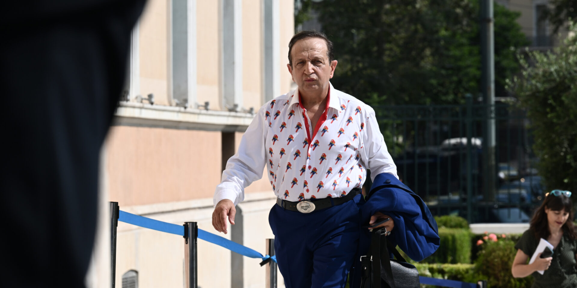 Ο Σπύρος Μπιμπίλας κατά την είσοδό του στη Βουλή