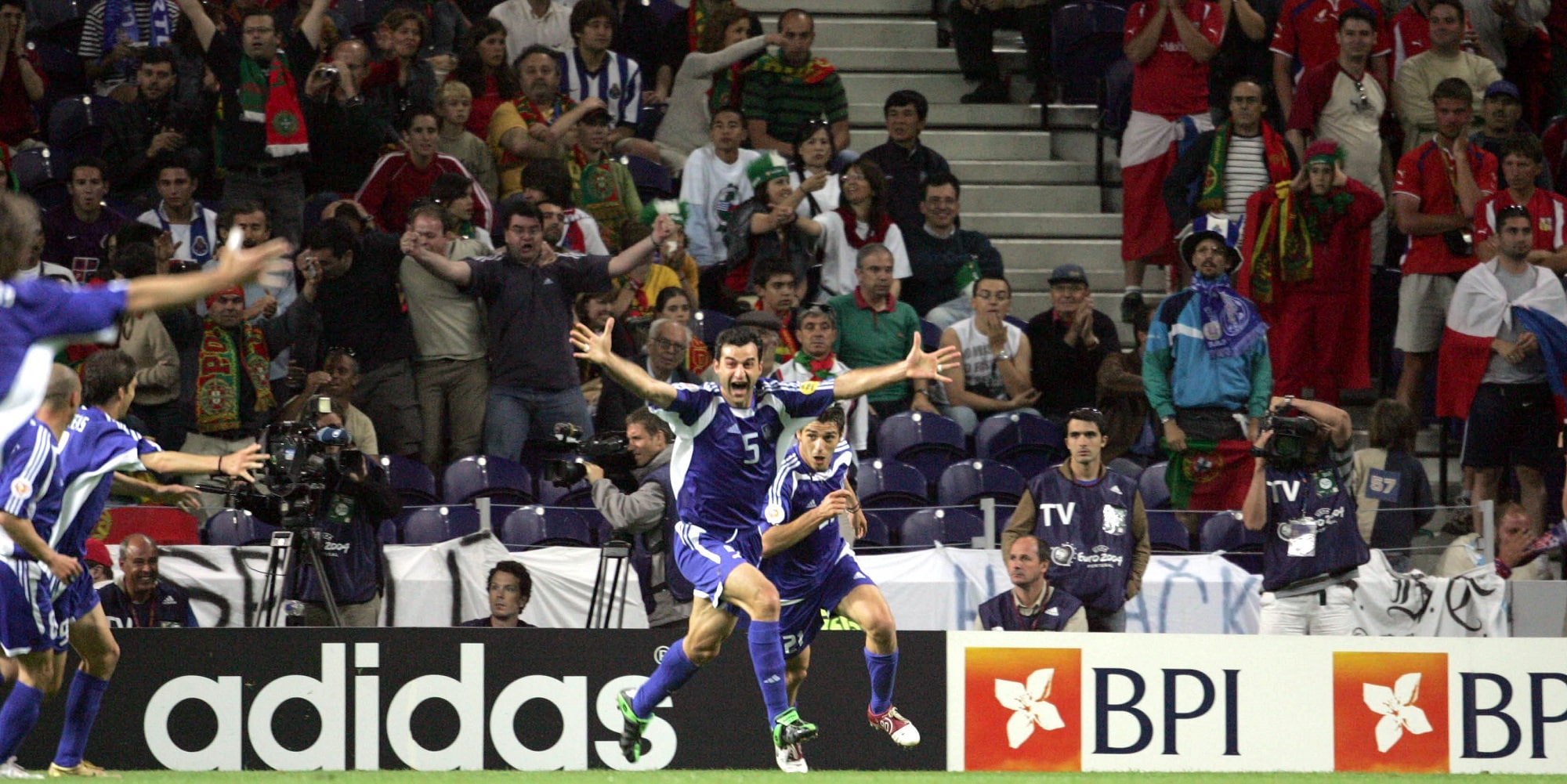Ο Τραϊανός Δέλλας πανηγυρίζει το γκολ που έστειλε την Ελλάδα στον τελικό του Euro2004