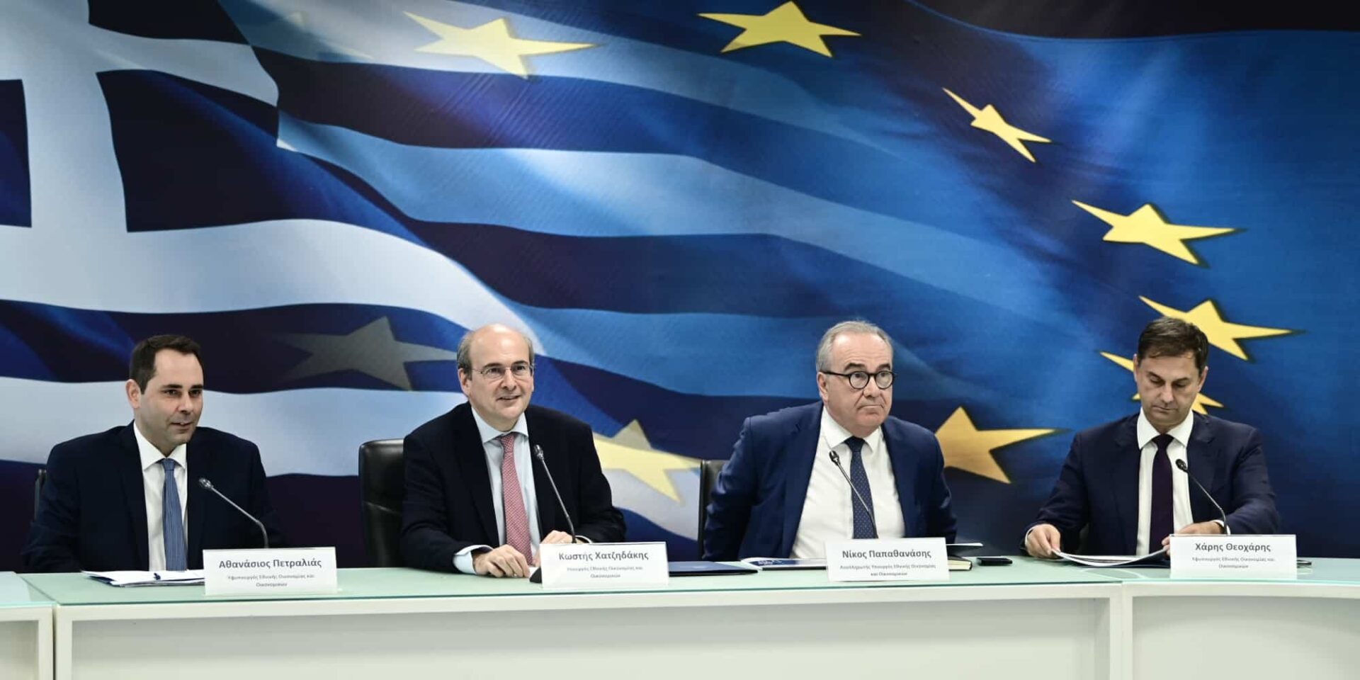 Το επιτελείο του ΥΠΟΙΚ