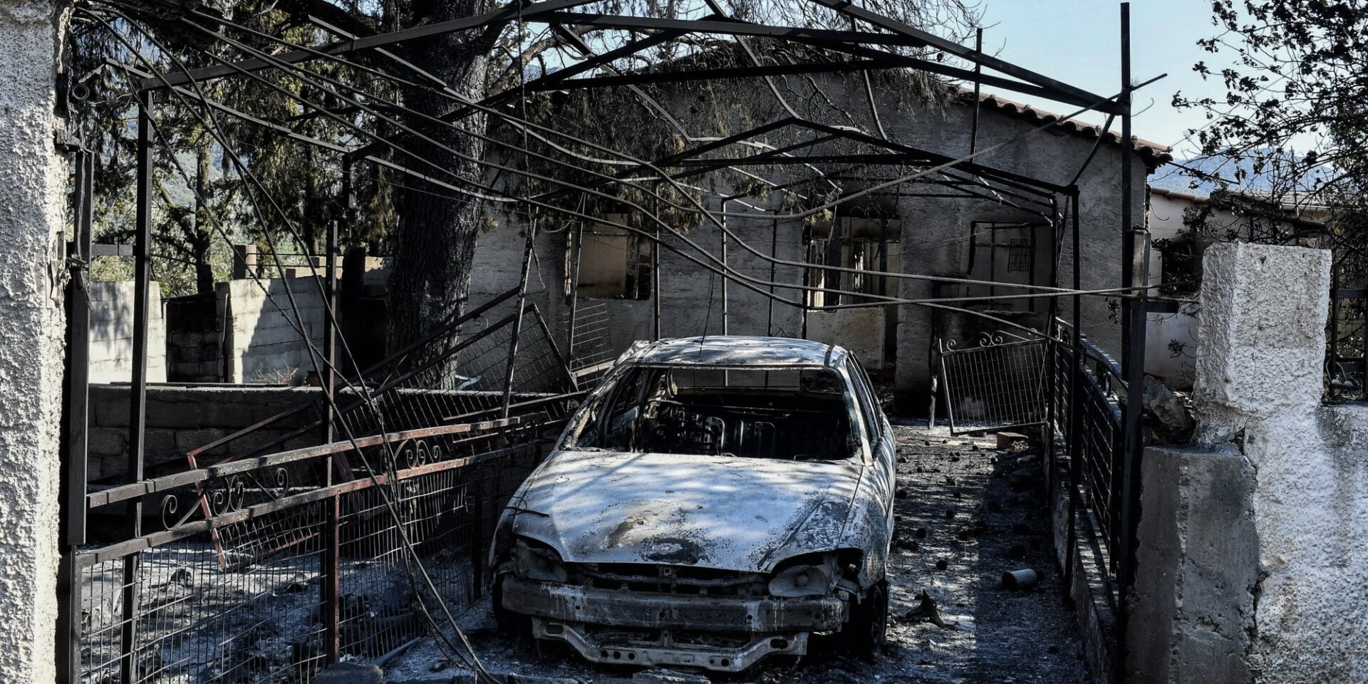 Εικόνα από το πέρασμα της φωτιάς στο Λουτράκι