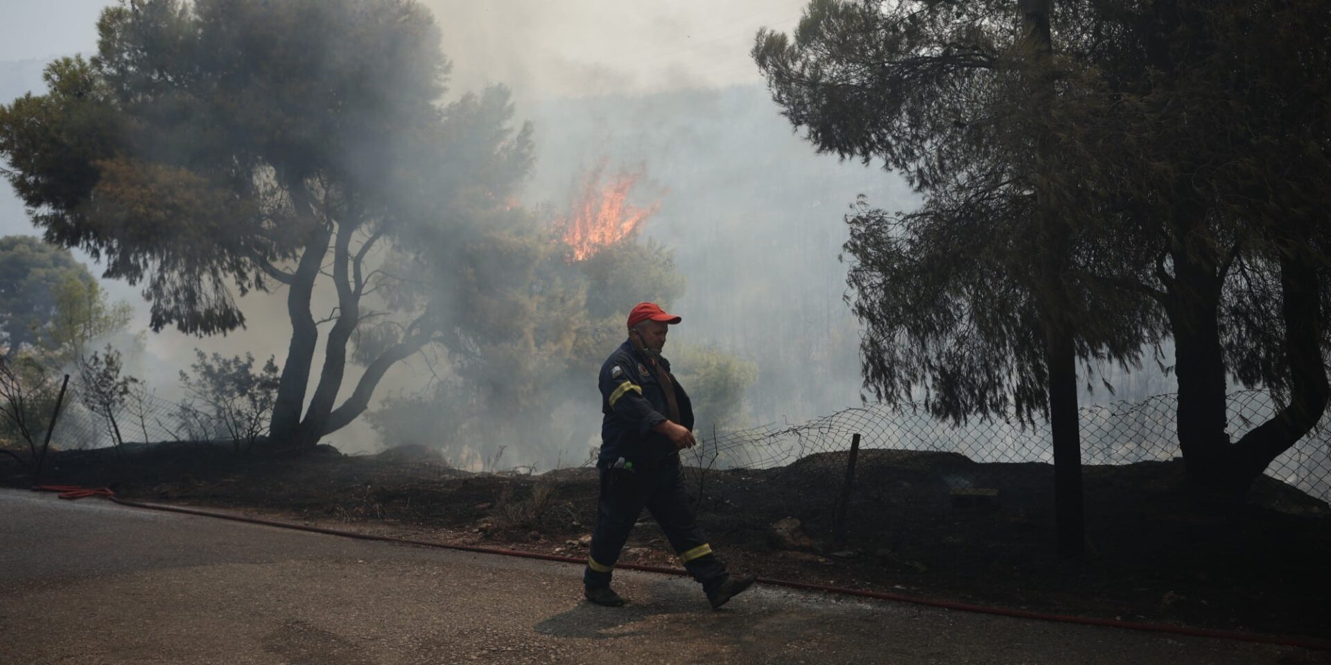 Πυροσβέστης στη φωτιά στη Δυτική Αττική
