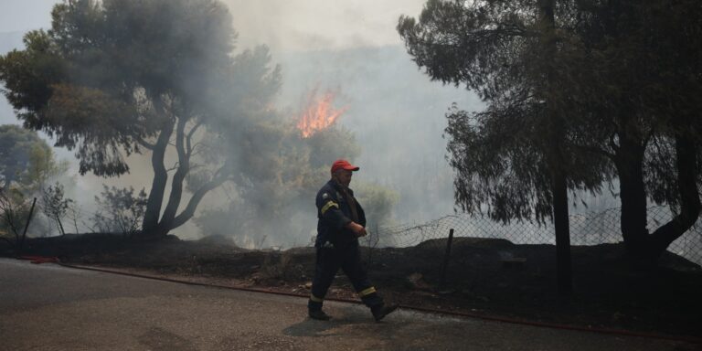 Χωρίς ενεργό μέτωπο η πυρκαγιά στην Κερατέα – Παραμένουν ισχυρές δυνάμεις Πυροσβεστικής