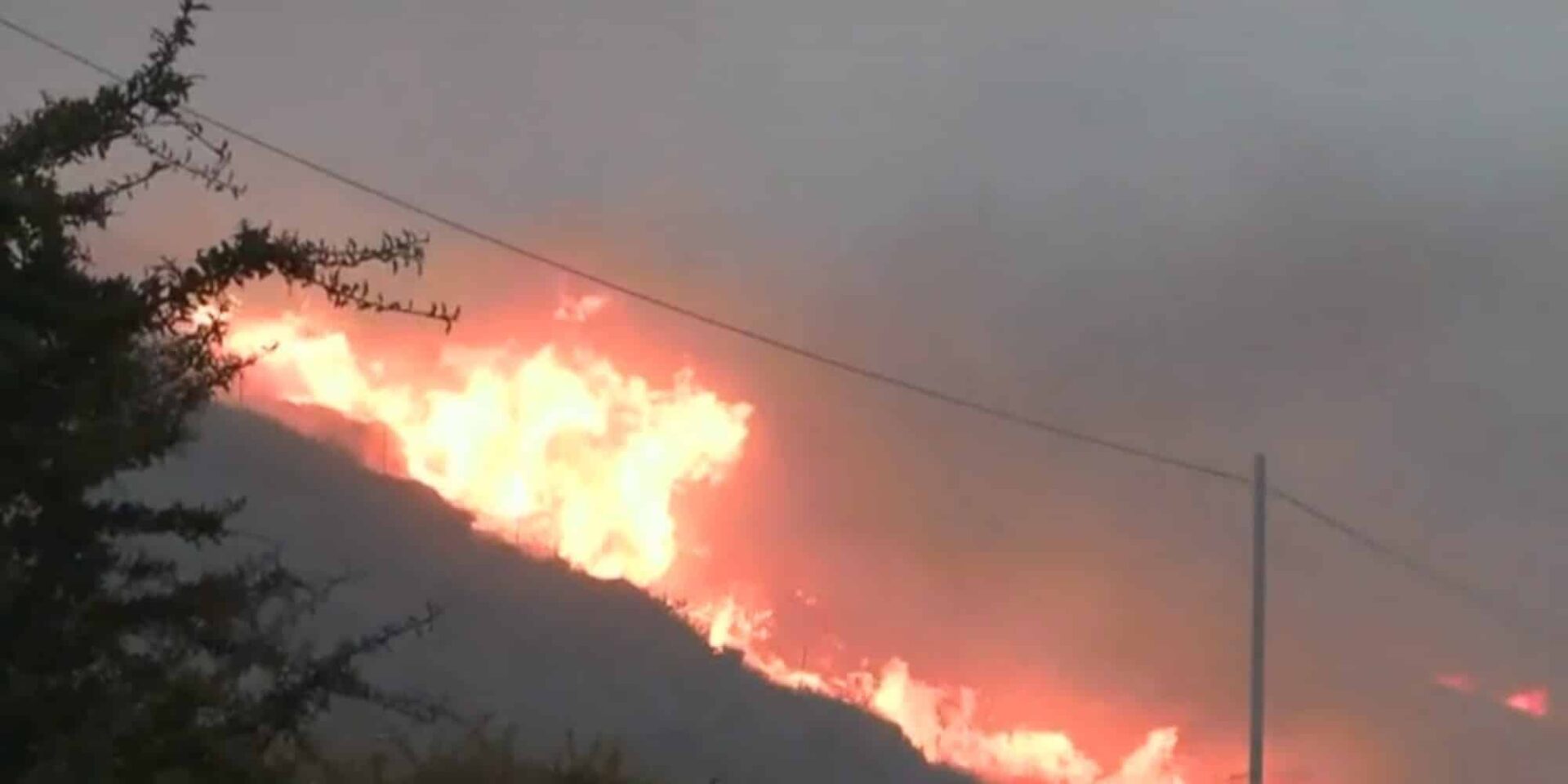 Εικόνα από τη φωτιά στην Κάρυστο