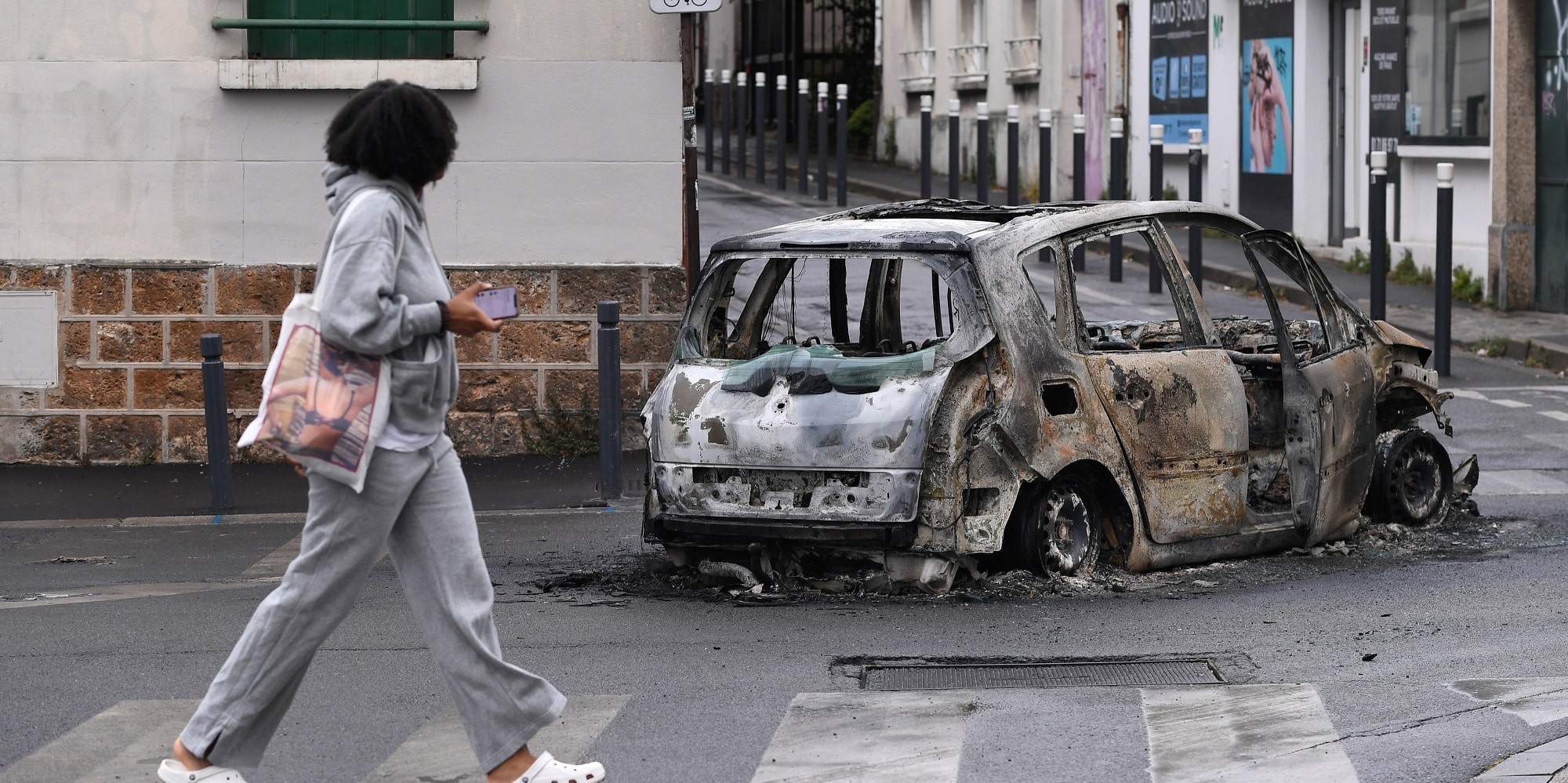 Καμένο αυτοκίνητο στις ταραχές στη Γαλλία