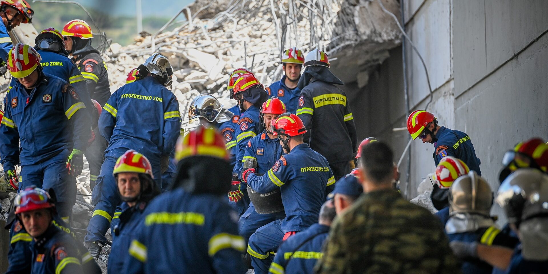Πυροσβέστες στην Πάτρα στο πεσμένο κομμάτι της γέφυρας