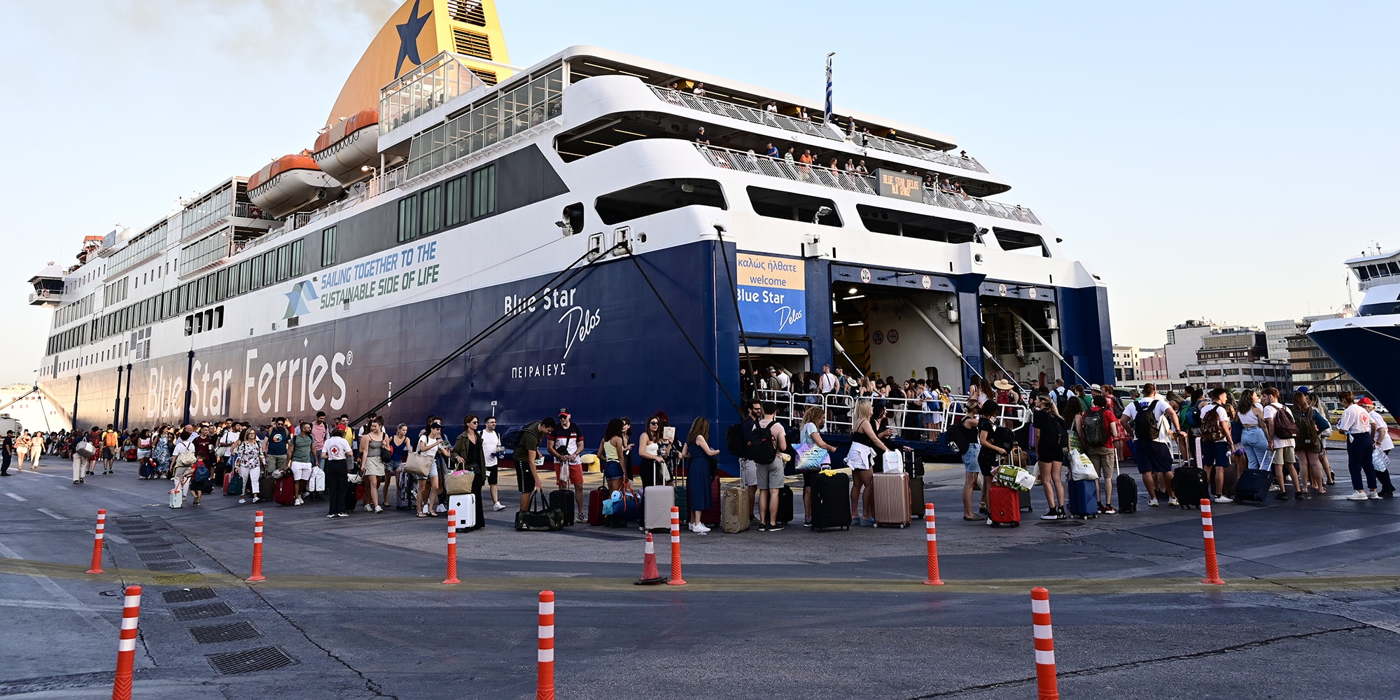 Κόσμος για τις καλοκαιρινές του διακοπές στο λιμάνι του Πειραιά