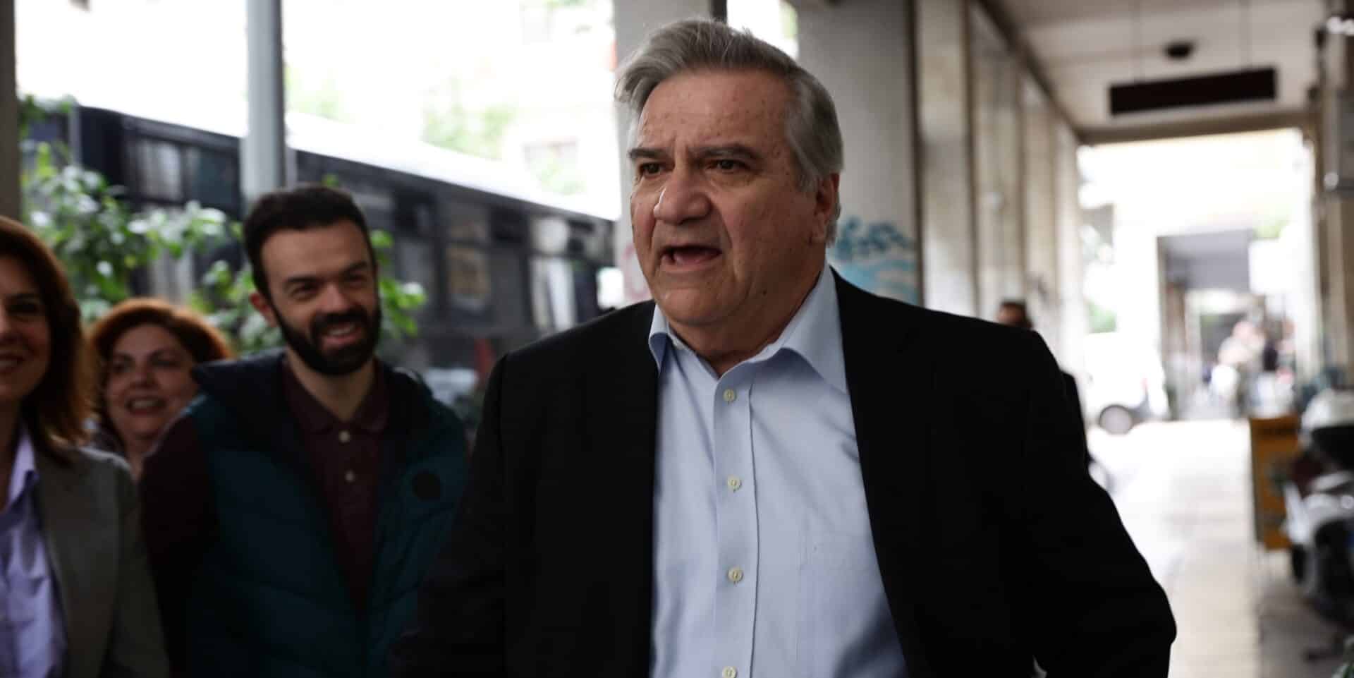 Ο Χάρης Καστανίδης στα γραφεία του ΠΑΣΟΚ