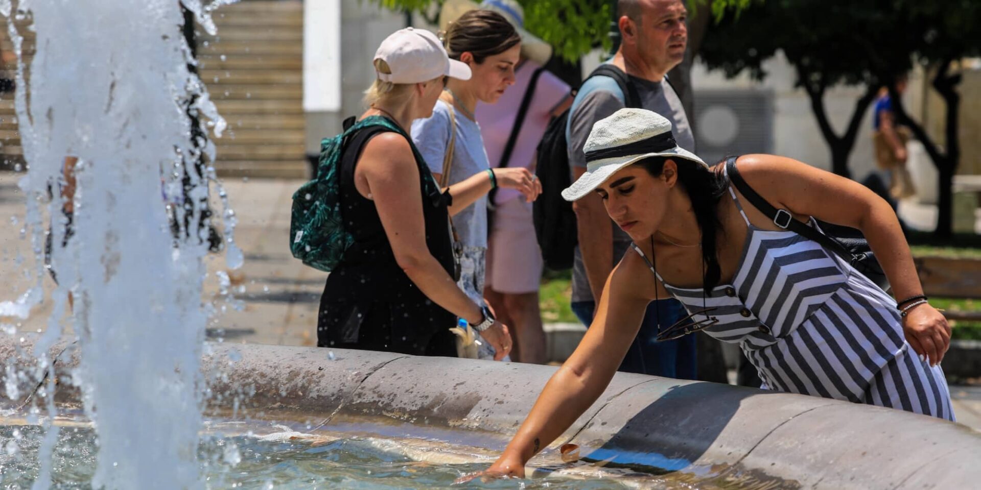 Τουρίστες δροσίζονται σε σιντριβάνι της Αθήνας