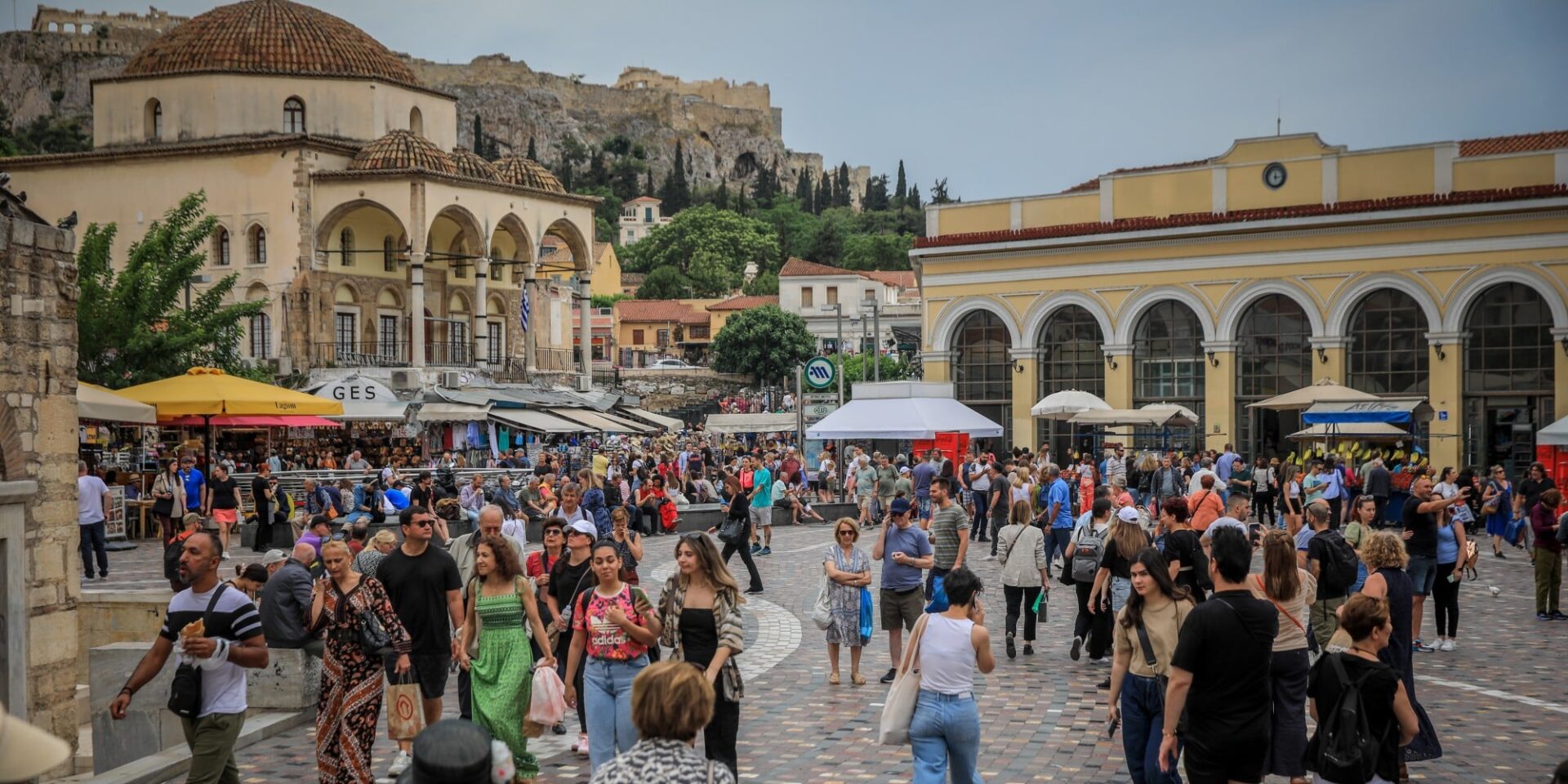 Κόσμος στο Μοναστηράκι