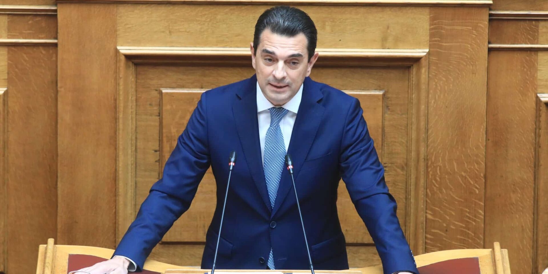 Ο Κώστας Σκρέκας στη Βουλή