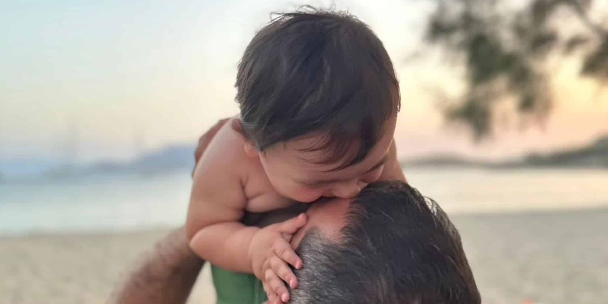 Ο Λεωνίδας Κουτσόπουλος απολαμβάνει τη θάλασσα με τον 10 μηνών γιο του