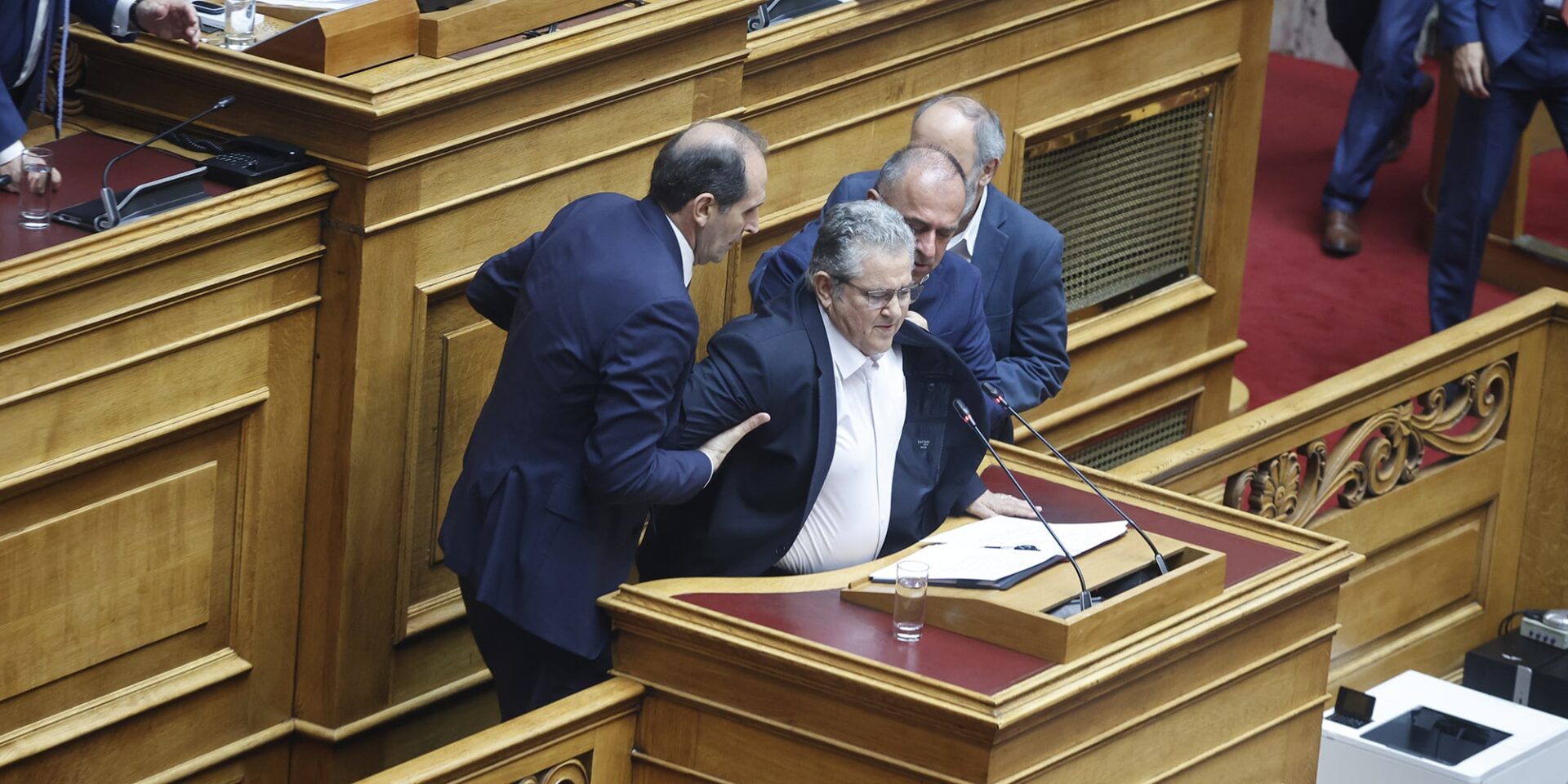 Ο Δημήτρης Κουτσούμπας στη Βουλή τη στιγμή που ένιωσε τους πόνους στη μέση του
