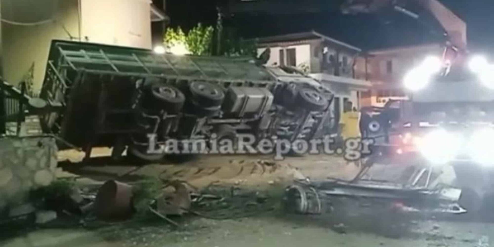 Το φορτηγό που τούμπαρε στη Λαμία