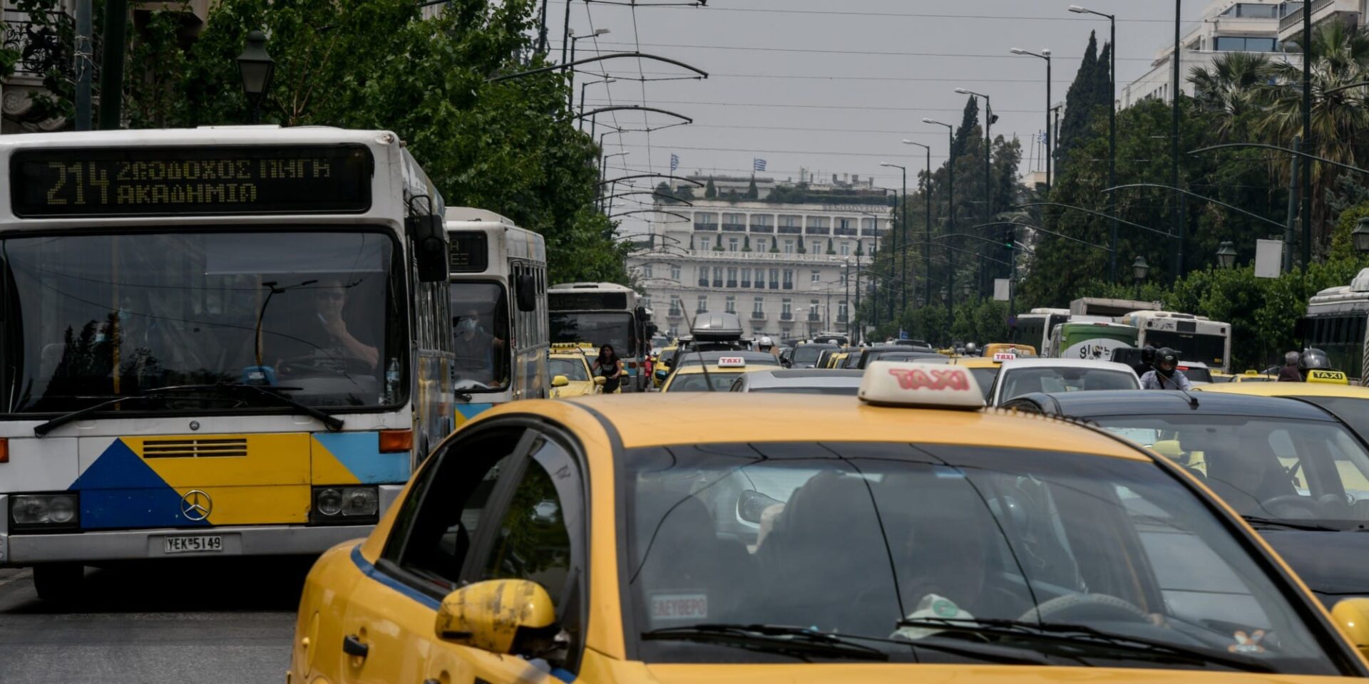 Λεωφορεία και αυτοκίνητα στην Αθήνα