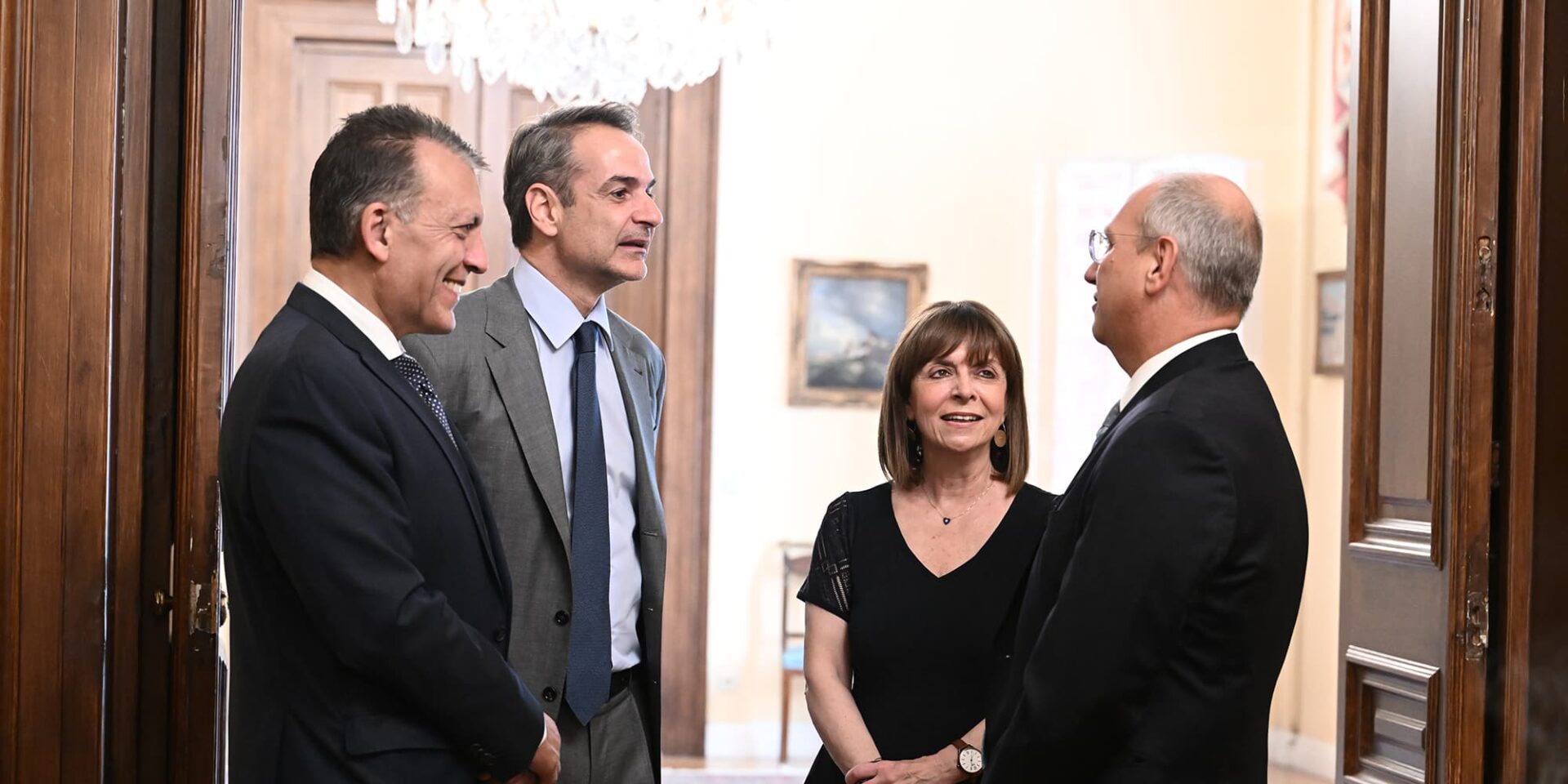 Εικόνα πριν την ορκωμοσία των Βρούτση, Οικονόμου υπό το βλέμμα των Σακελλαροπούλου, Μητσοτάκη