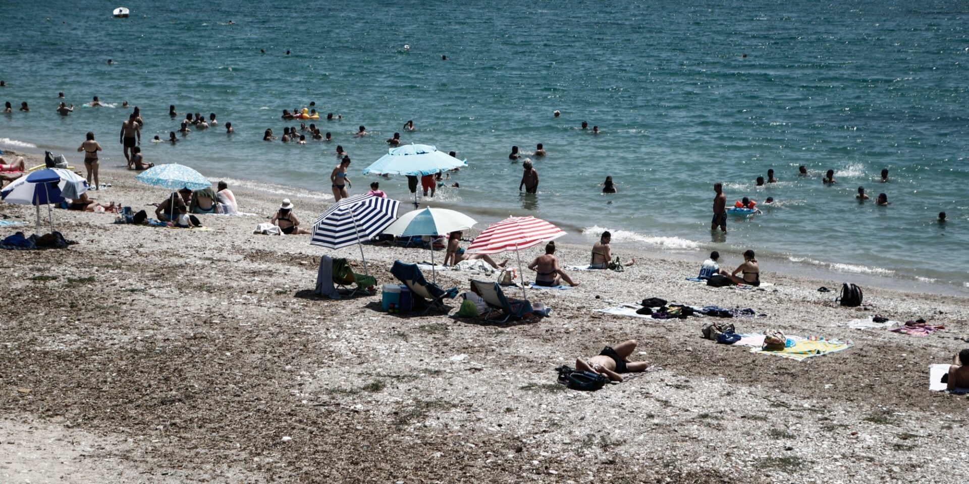 Κόσμος σε παραλία της Αττικής - καύσωνας - καιρός