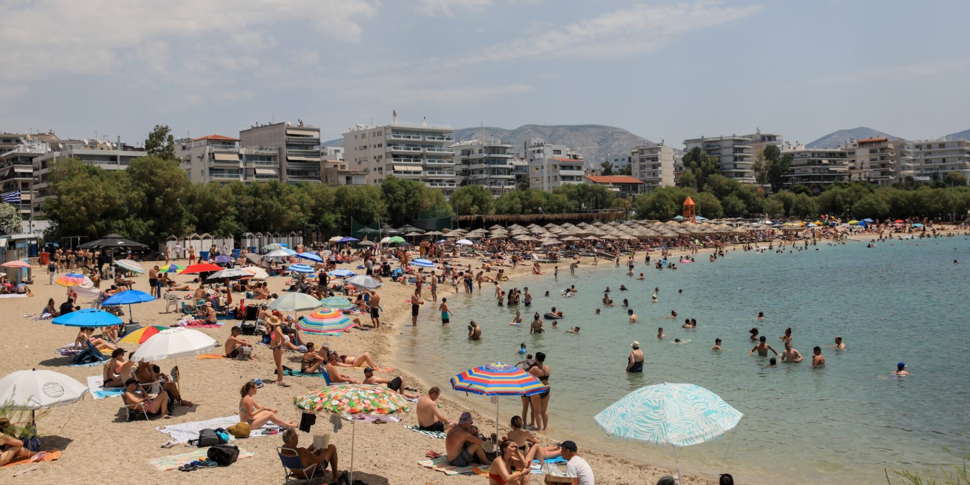 Κόσμος σε παραλία της Αττικής - καιρός - καύσωνας